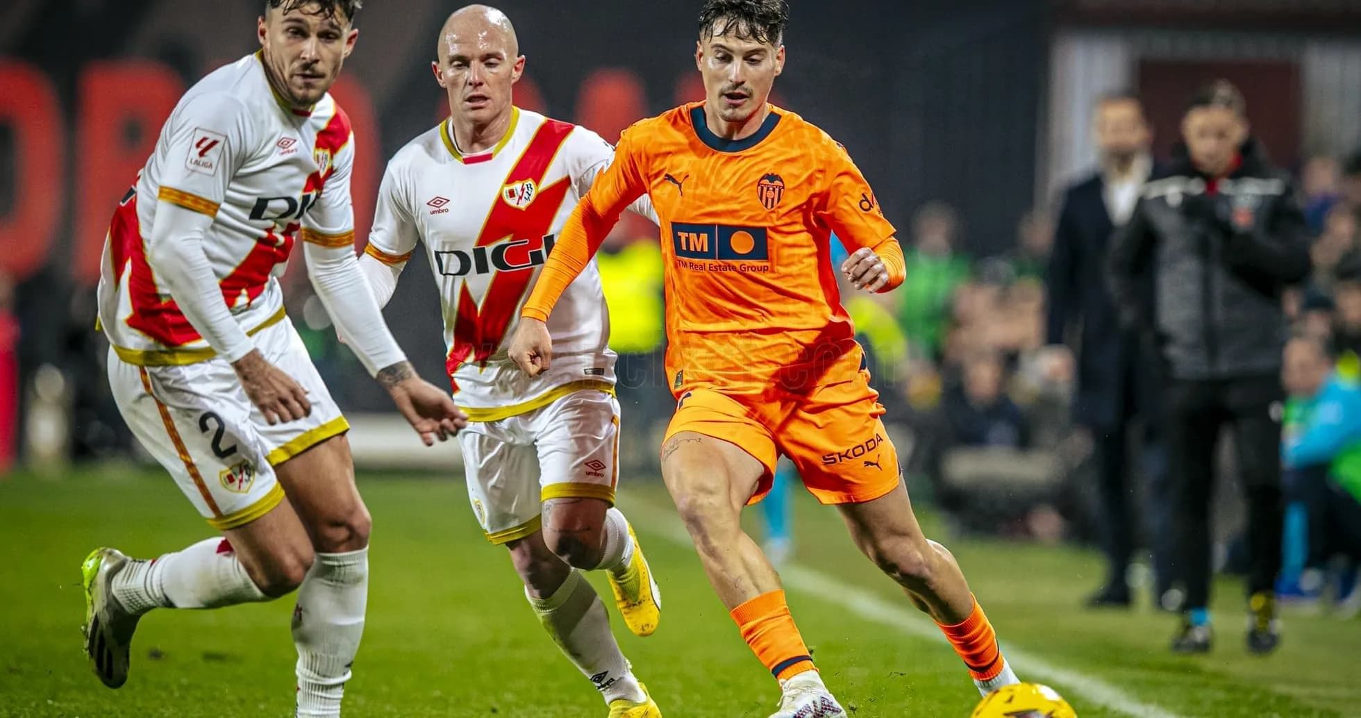 Jugadores de Valencia y Rayo Vallecano en acción