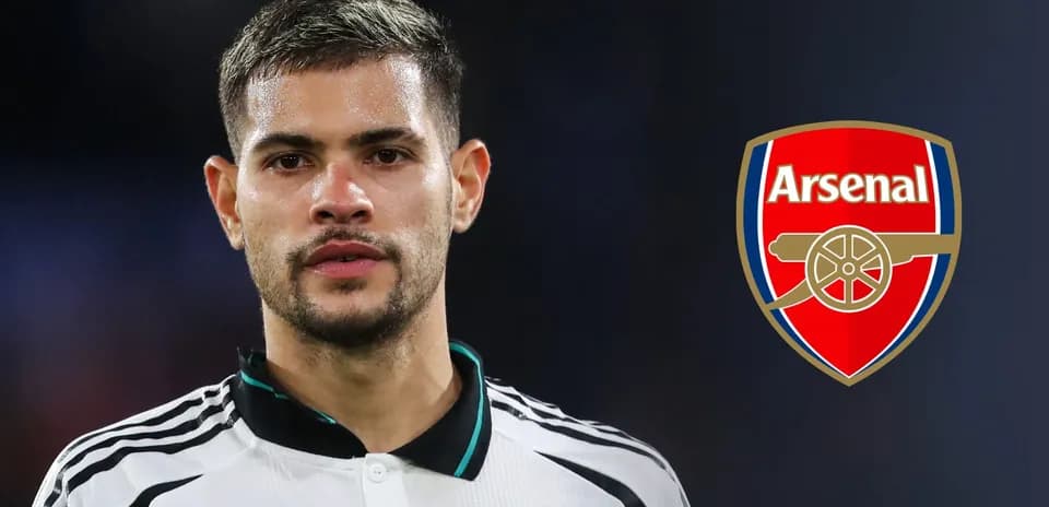 Jugador posando con el escudo del Arsenal
