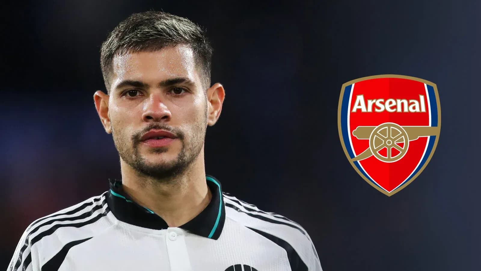 Jugador posando con el escudo del Arsenal