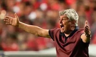 Entrenador gesticulando durante un partido