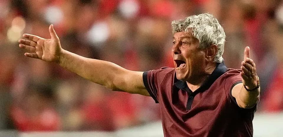 Entrenador gesticulando durante un partido