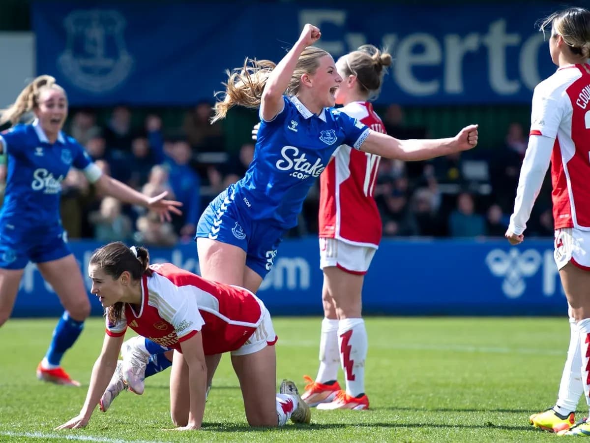 Jugadora de Everton celebra un gol contra Arsenal