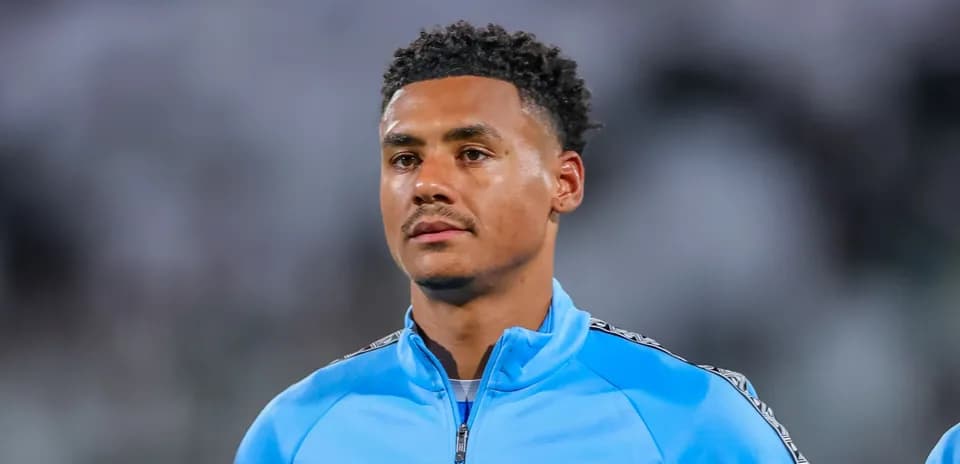 Jugador en uniforme de calentamiento antes del partido