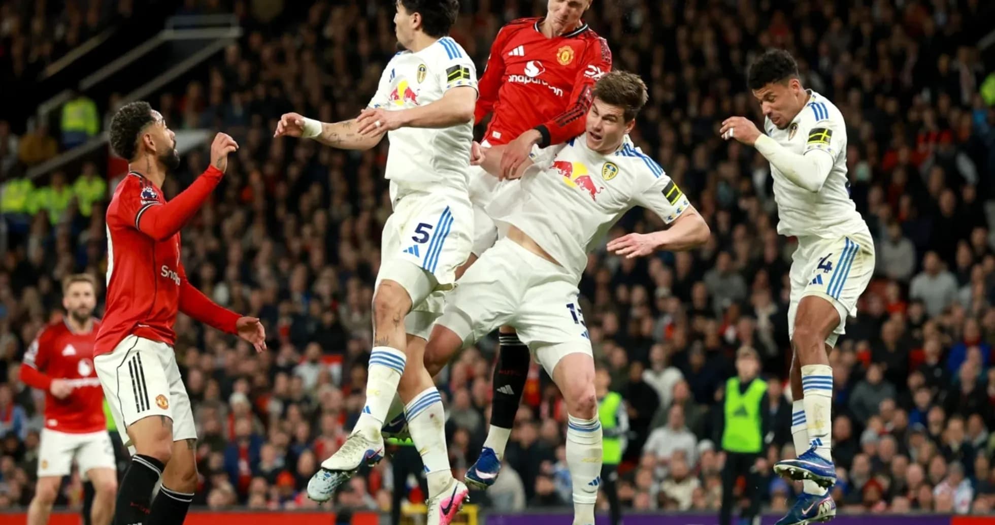 Jugadores compitiendo por el balón en el partido