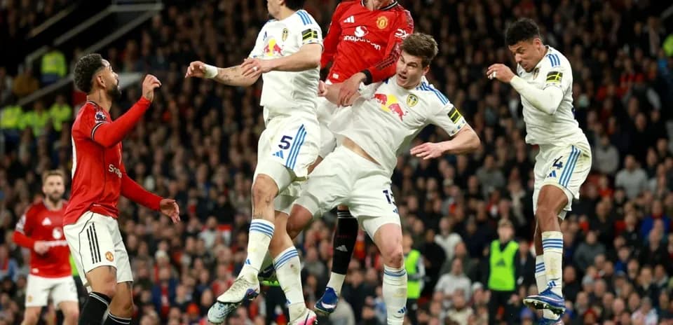 Jugadores compitiendo por el balón en el partido