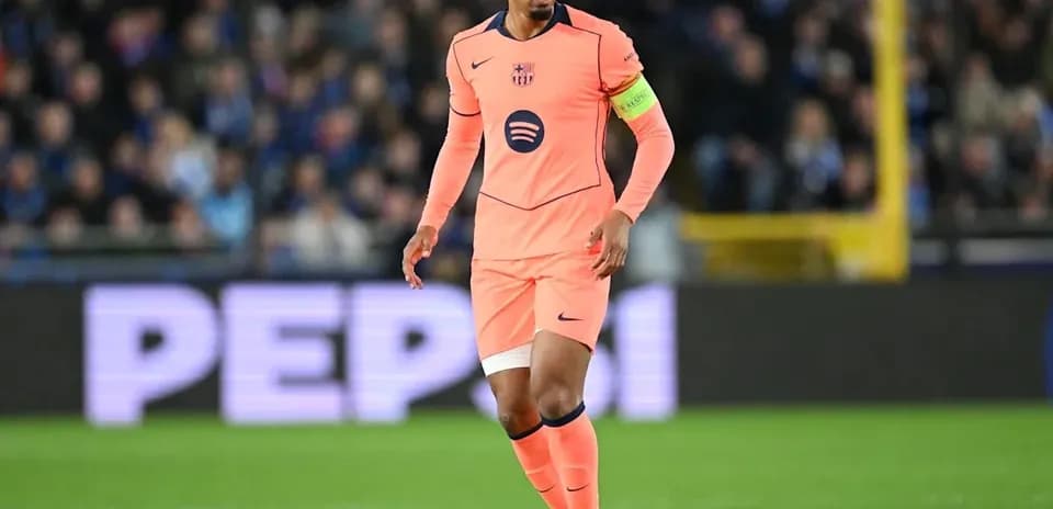 Jugador de fútbol con camiseta naranja en el campo