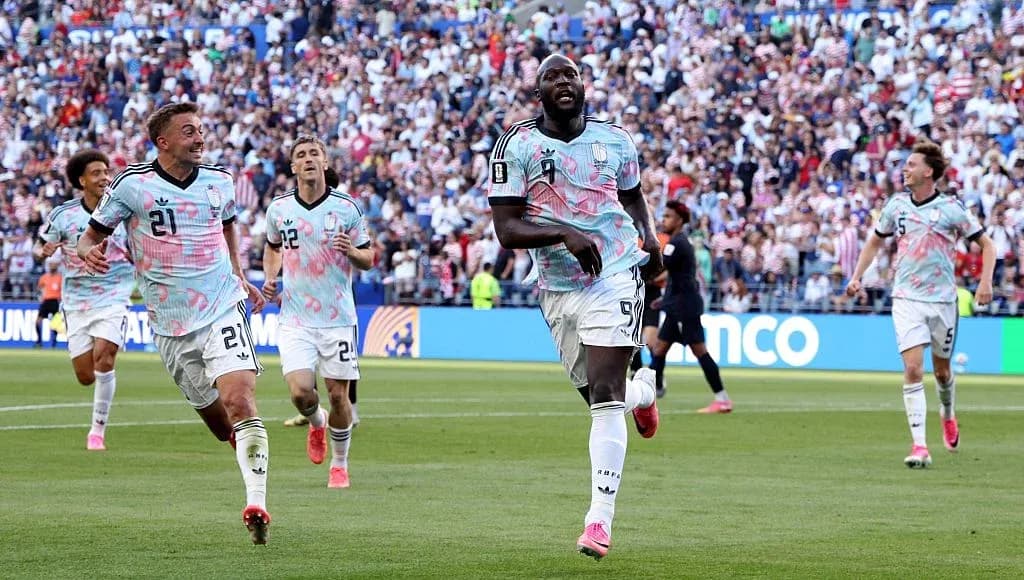 Jugadores celebrando un gol en el partido
