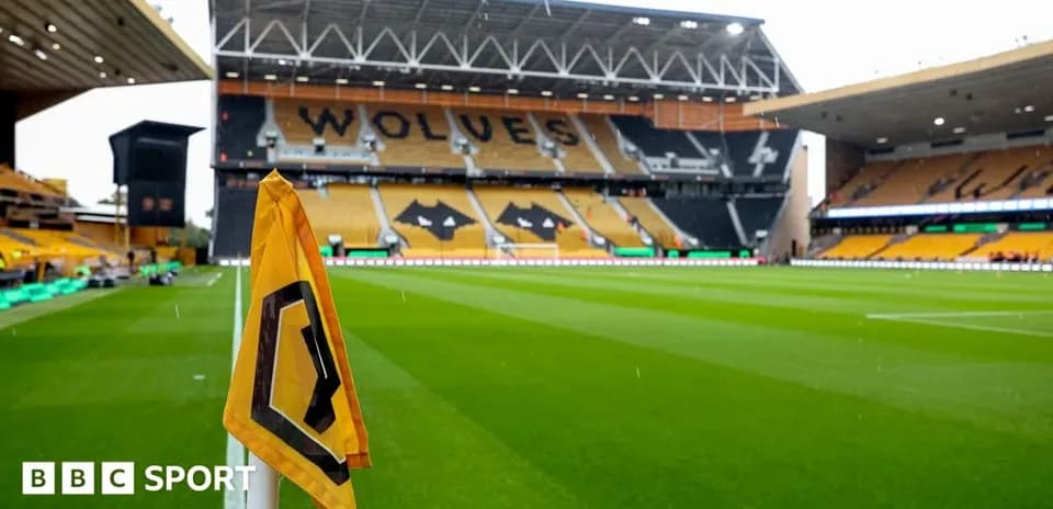 Vista del estadio Molineux con bandera de córner