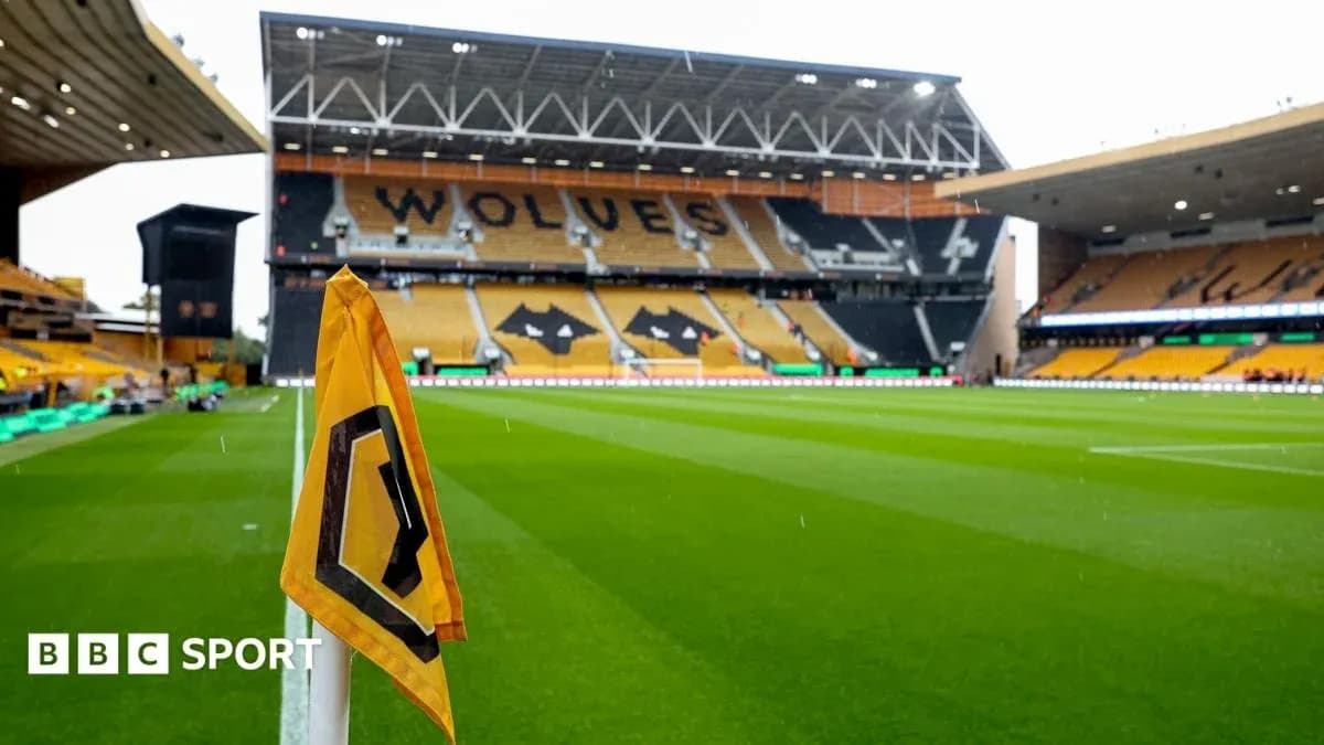 Vista del estadio Molineux con bandera de córner