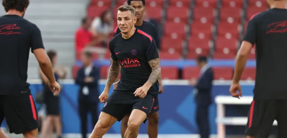 Jugador entrenando con el equipo en el campo