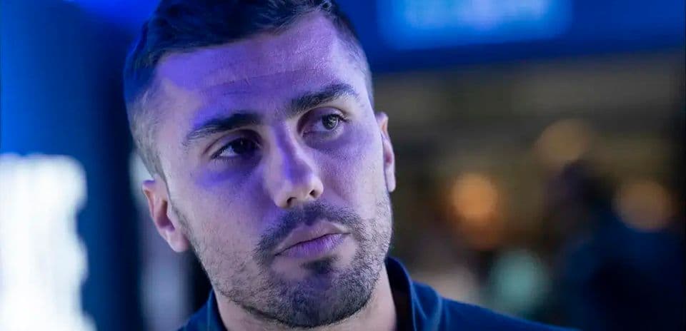 Jugador con camiseta oscura en ambiente iluminado