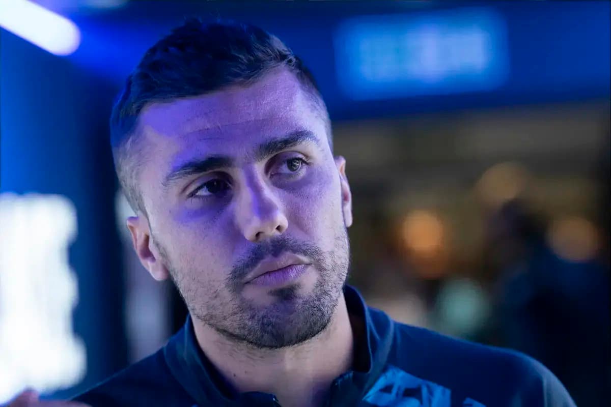 Jugador con camiseta oscura en ambiente iluminado