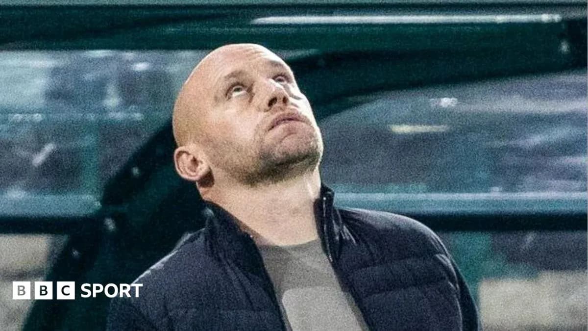Entrenador mirando hacia arriba en el banquillo