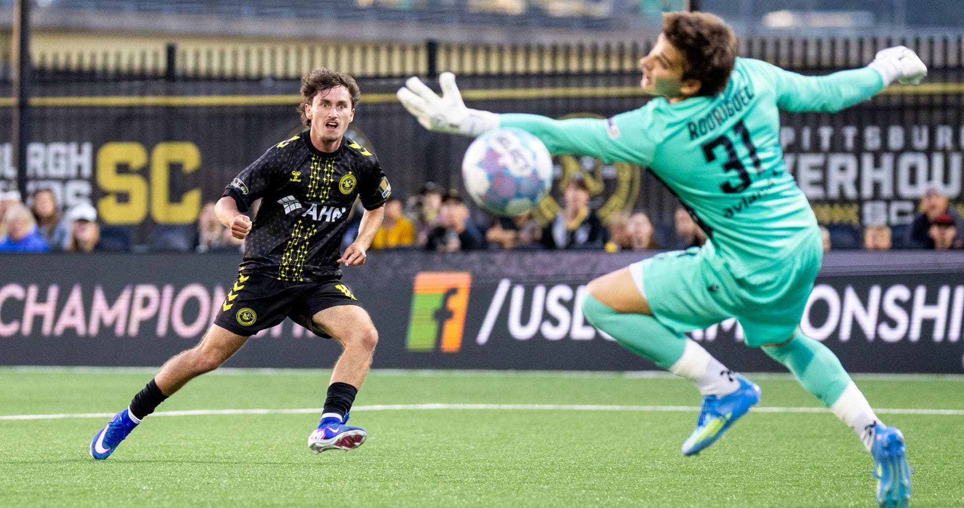 Jugador de Pittsburgh Riverhounds disparando a puerta