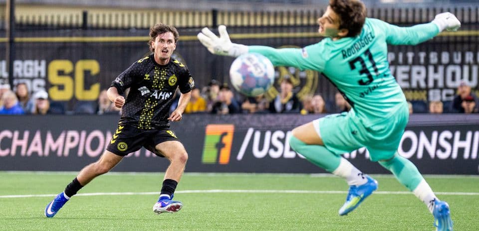 Jugador de Pittsburgh Riverhounds disparando a puerta
