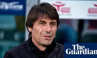 Entrenador hablando en conferencia de prensa