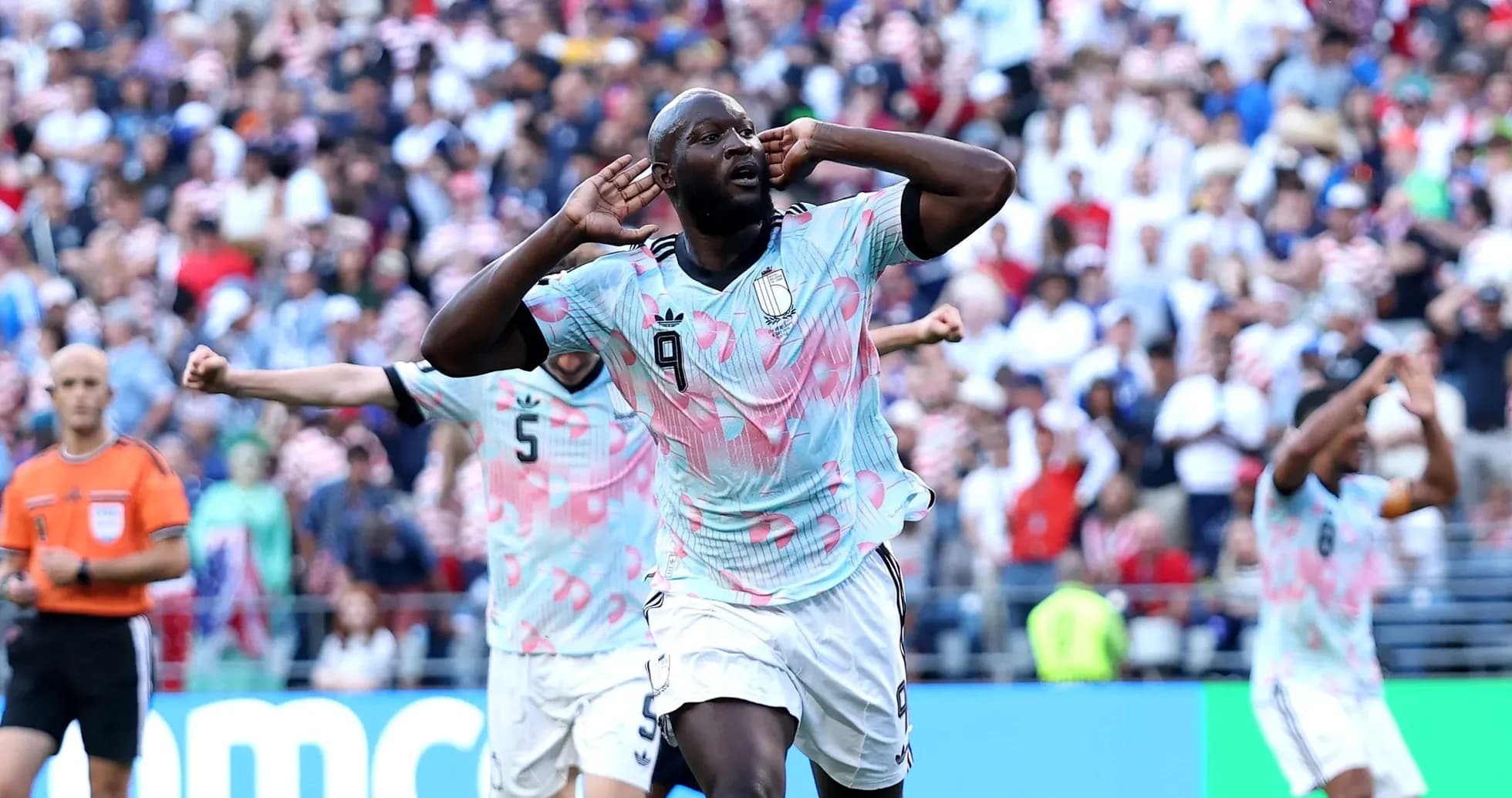 Jugador celebrando un gol en un partido de fútbol