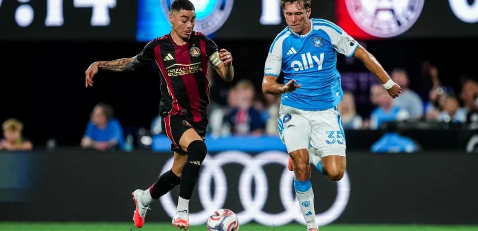 Dos jugadores compitiendo por el balón