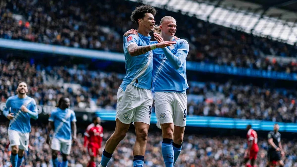 Jugadores de Manchester City celebrando un gol