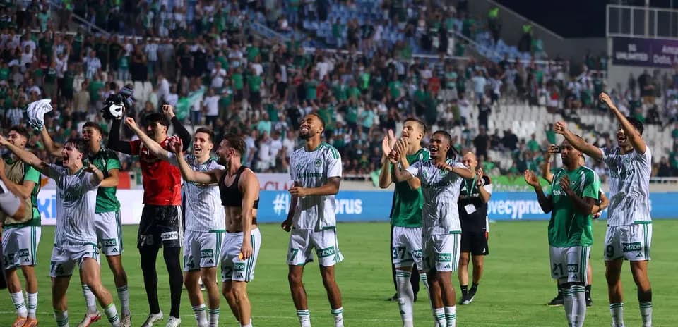 Jugadores de Omonia celebrando con la afición