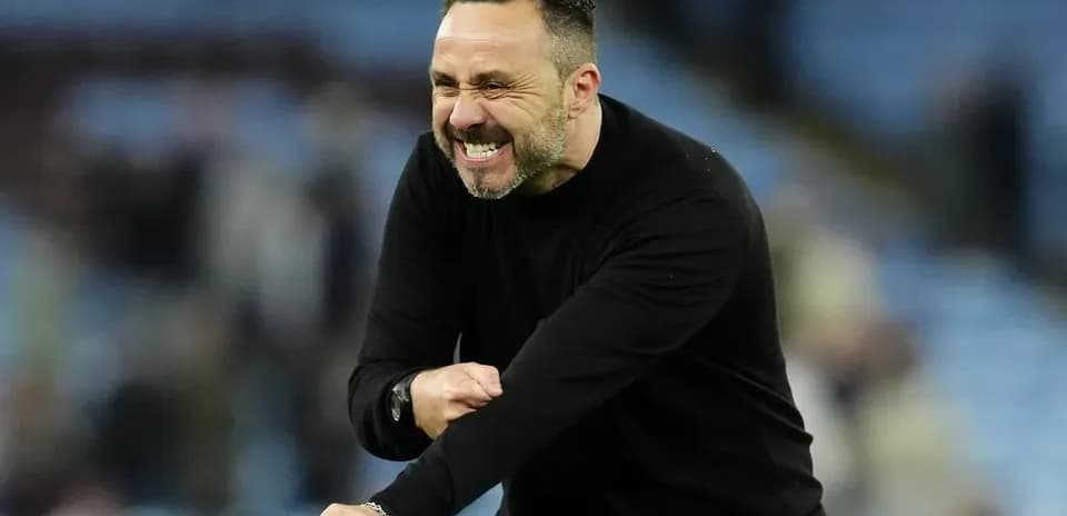 Entrenador celebrando una victoria en el partido
