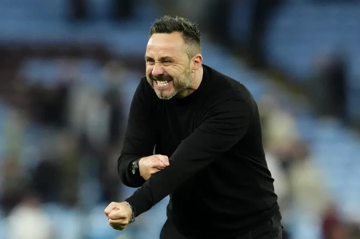Entrenador celebrando una victoria en el partido