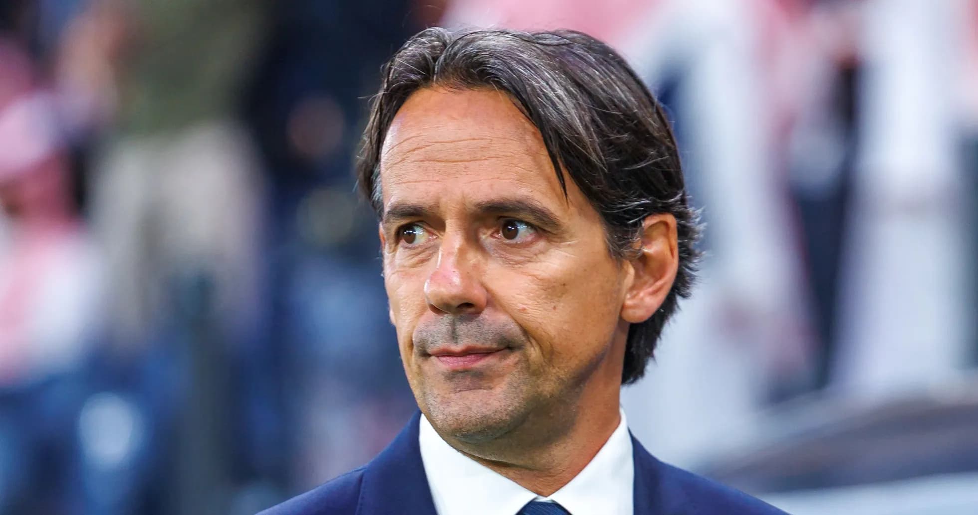 Entrenador observando el partido desde la línea lateral