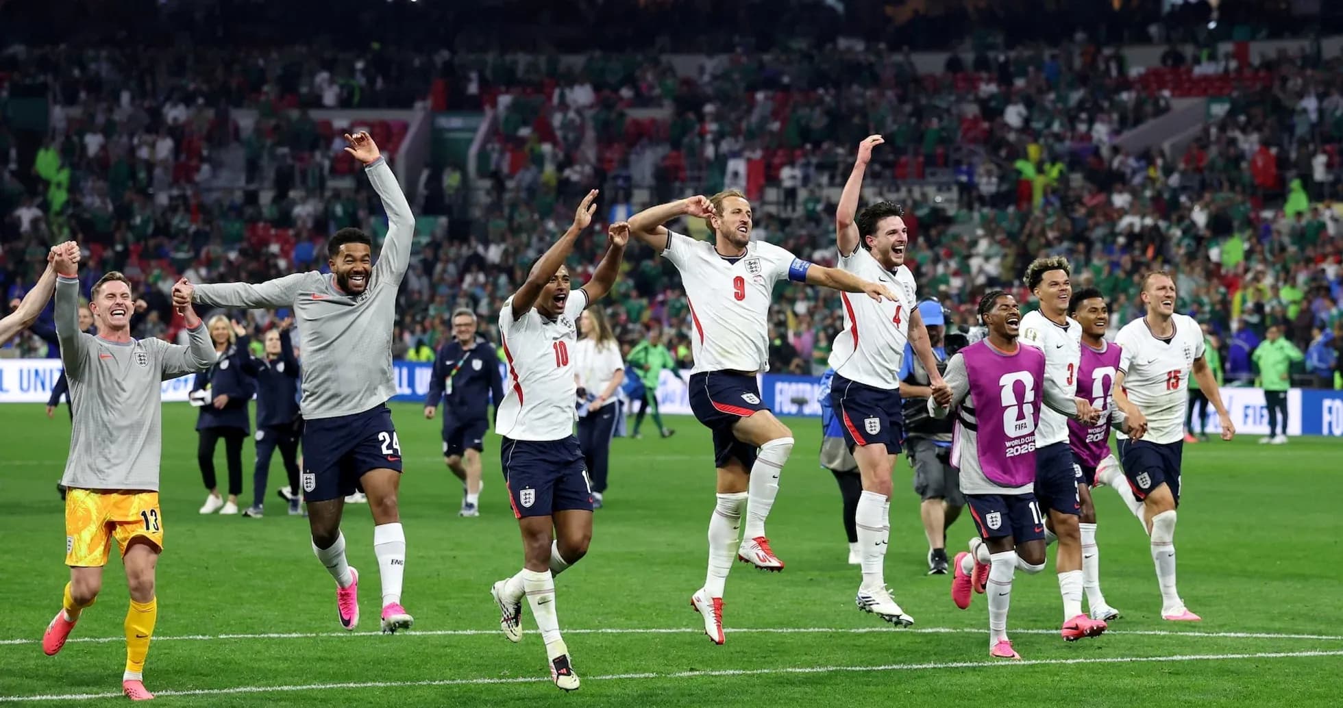 Jugadores de Inglaterra celebrando victoria en el Mundial