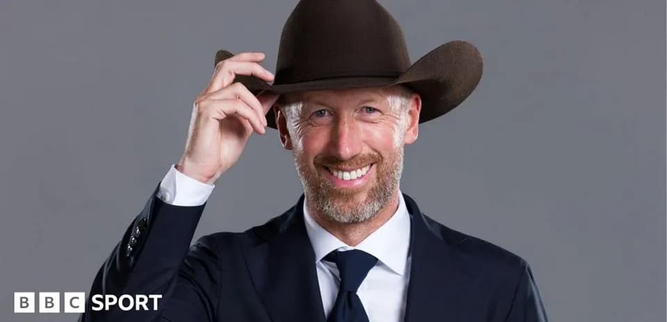 Hombre con sombrero vaquero y traje sonriendo