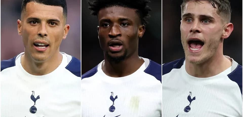 Tres jugadores de Tottenham en acción durante un partido