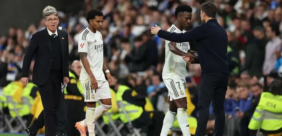 Jugadores de Real Madrid siendo sustituidos en el partido