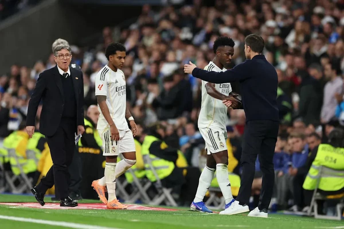 Jugadores de Real Madrid siendo sustituidos en el partido