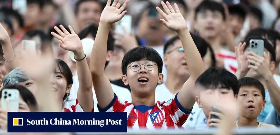 Aficionados animando en un partido de fútbol