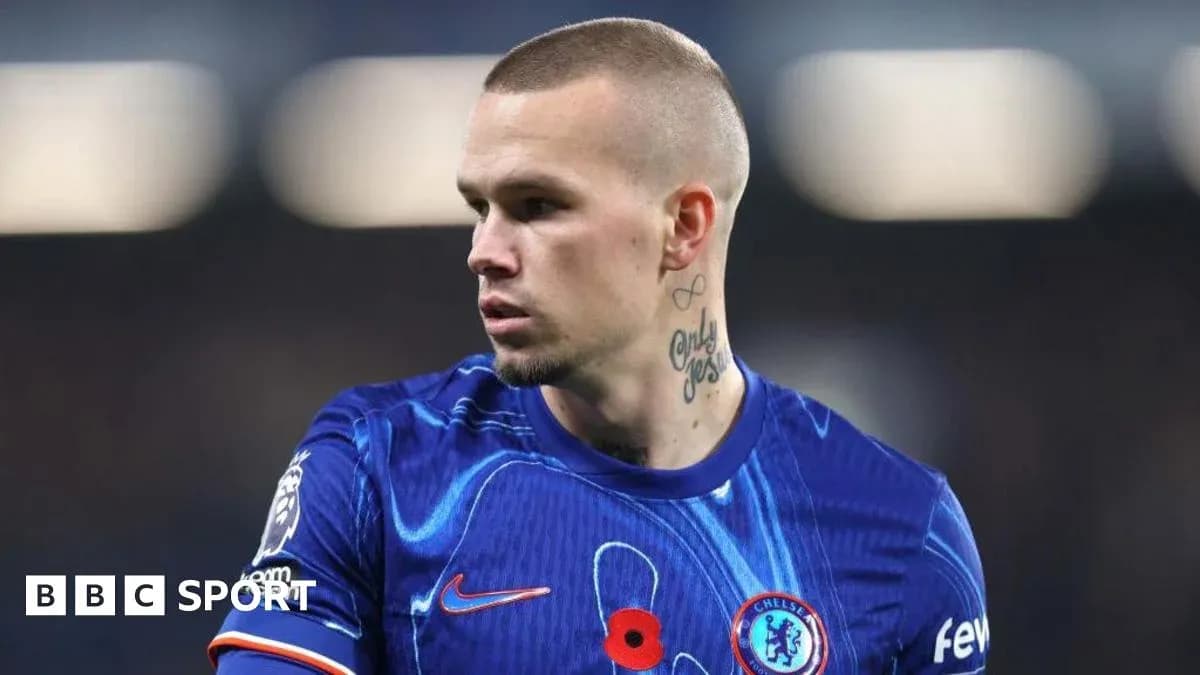 Jugador de Chelsea en uniforme durante el partido