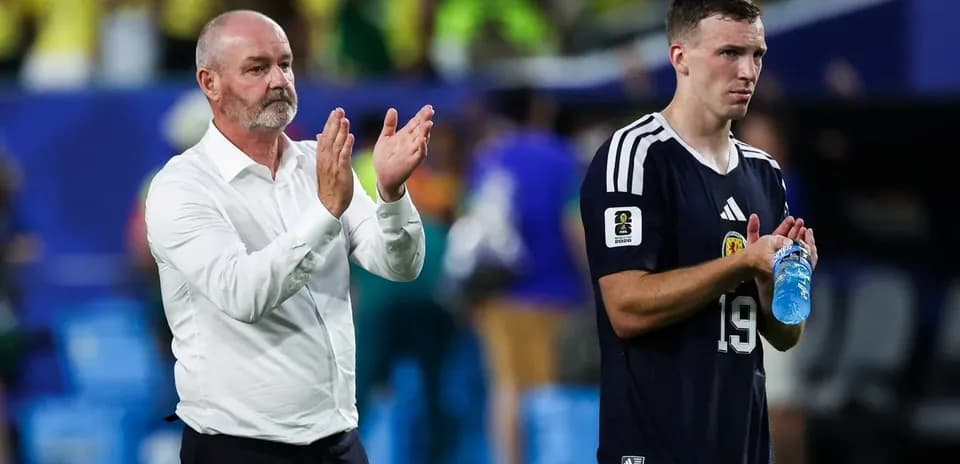 Entrenador aplaudiendo mientras jugador se retira del campo