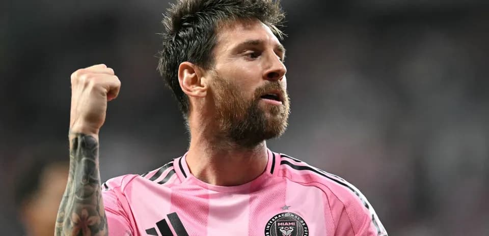 Lionel Messi celebrando con puño en alto