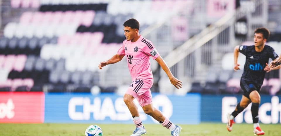 Jugador de Inter Miami II avanzando con el balón