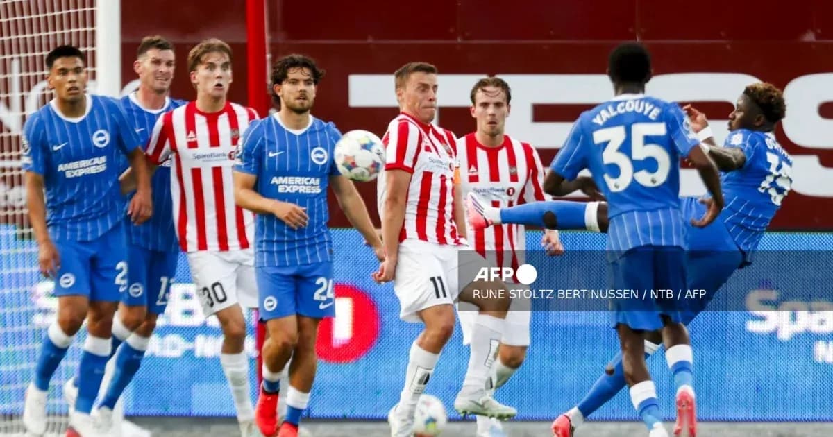 Jugadores de Brighton y Brentford en acción durante el partido