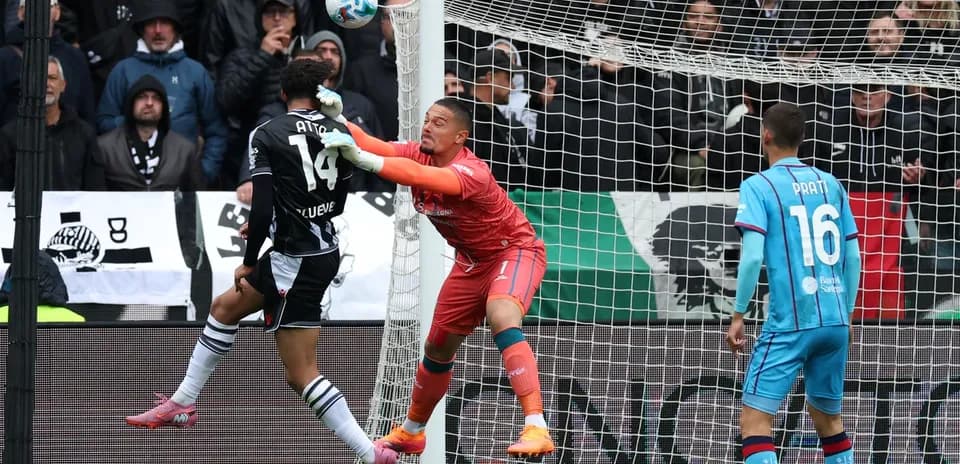 Jugador de Cagliari intentando marcar un gol