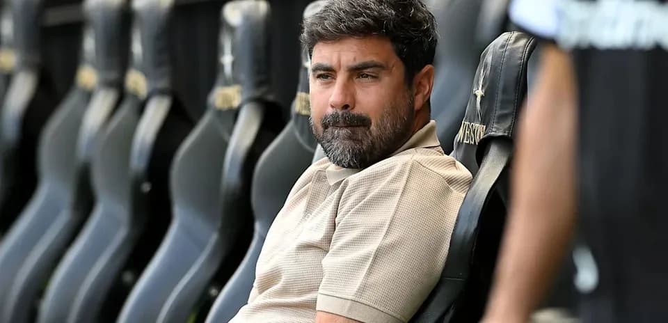 Entrenador sentado en el banquillo durante el partido
