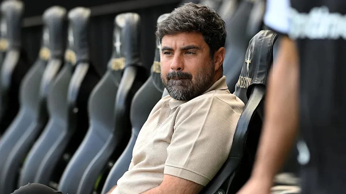 Entrenador sentado en el banquillo durante el partido