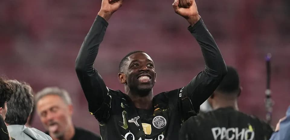 Jugador celebrando con los brazos levantados tras victoria