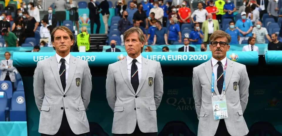 Entrenadores de Italia en el banquillo durante partido