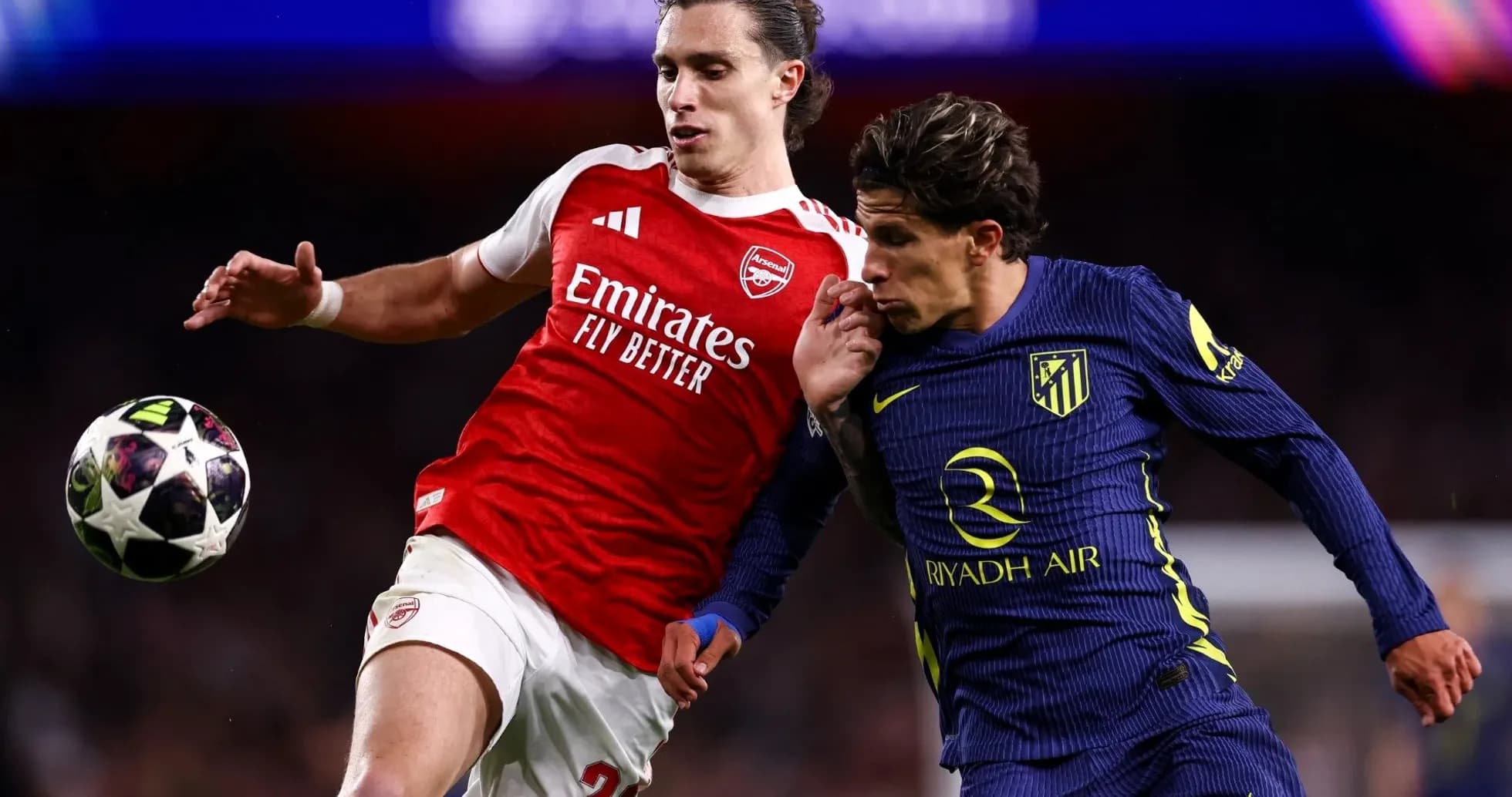 Jugadores de Arsenal y Atlético compitiendo por el balón