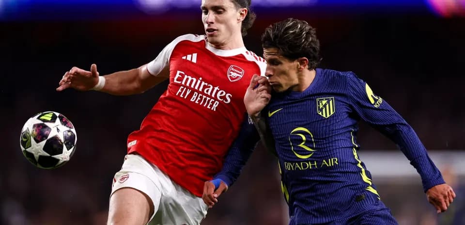 Jugadores de Arsenal y Atlético compitiendo por el balón