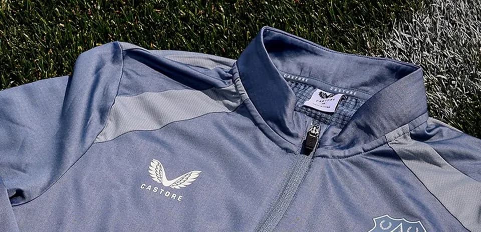 Chaqueta de entrenamiento del Everton FC sobre césped