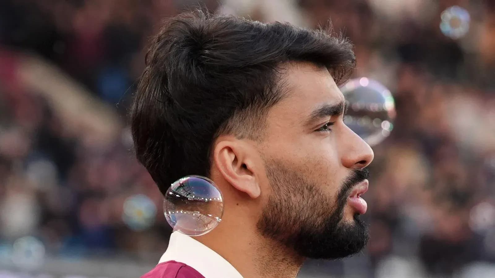 Jugador de fútbol con burbujas en el oído