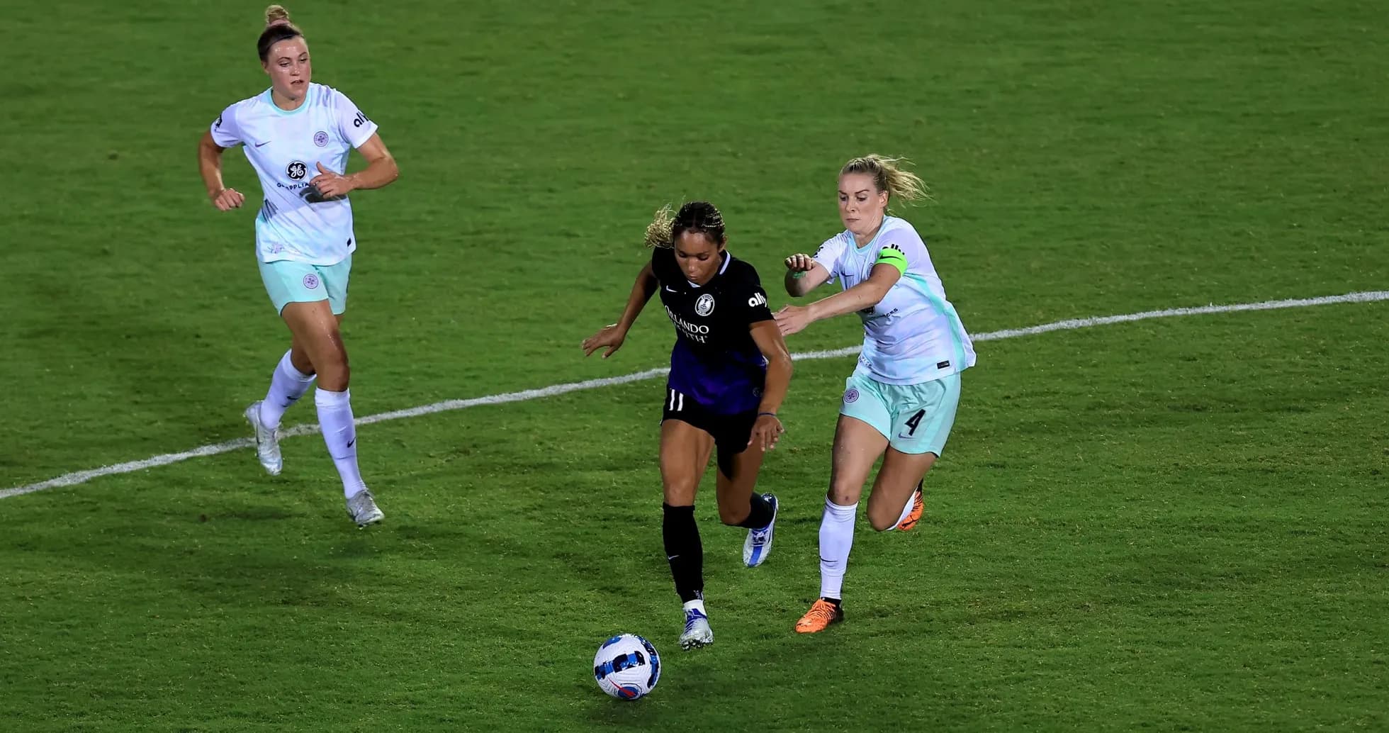 Jugadora de Orlando Pride driblando en el partido