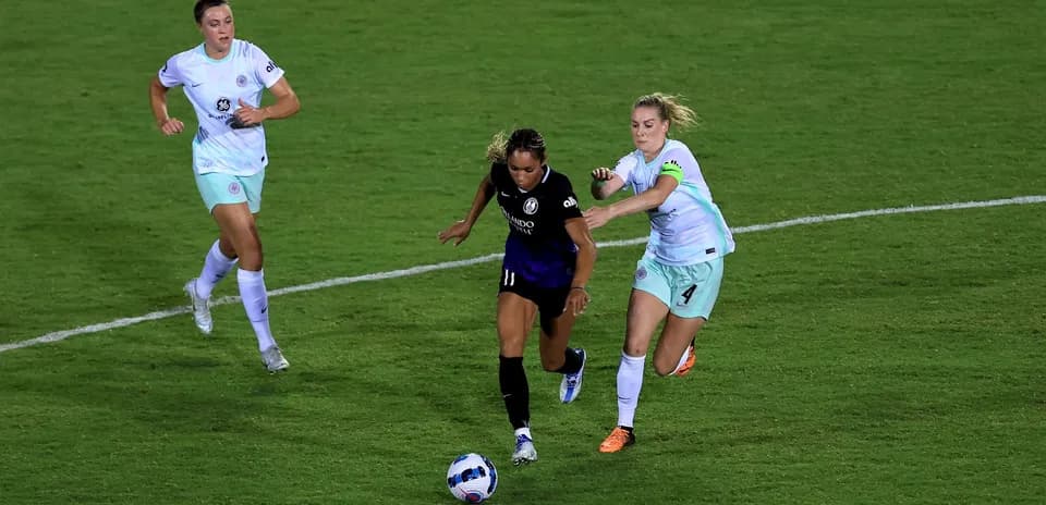 Jugadora de Orlando Pride driblando en el partido