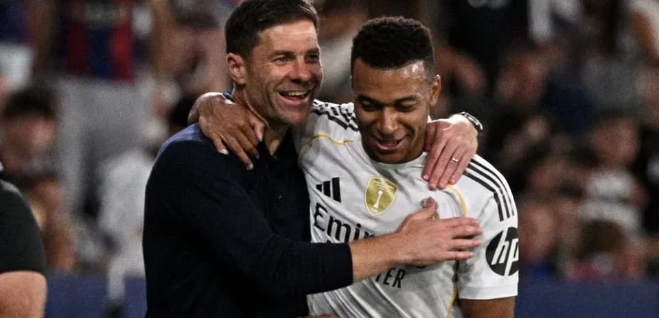 Entrenador abrazando a jugador tras el partido